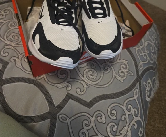 Brand New Nike Airmax Bolt Sneakers - Picture 4 of 5